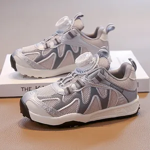 Sneakers grigie traspiranti per bambini con moderno sistema di chiusura a rotella