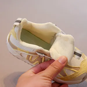 Dettaglio macro di scarpe da ginnastica per bambini in mesh traspirante con fodera morbida.