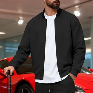Vista detallada de una chaqueta bomber negra premium para hombre con cuello alto y cremallera
