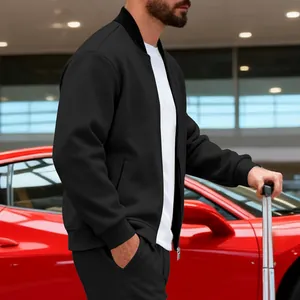 Detalle de una chaqueta bomber negra para hombre con cuello alto y cremallera