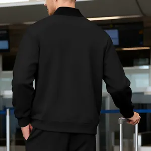 Vista trasera de una chaqueta casual negra para hombre en un entorno de viaje