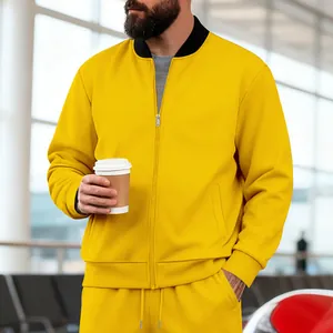 Primer plano de una chaqueta deportiva amarilla para hombre con cremallera negra