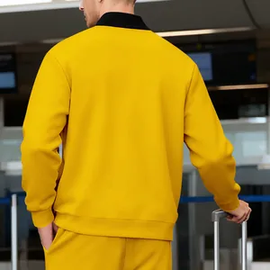 Vista posterior detallada de una chaqueta deportiva amarilla para hombre con cuello