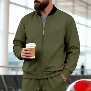 Detalle de la chaqueta deportiva para hombre verde oliva con cuello alto y pantalón