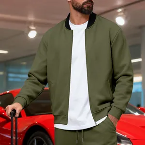 Vista detallada de chaqueta bomber para hombre verde oliva con cuello acanalado negro y cremallera