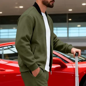 Vista lateral de chaqueta bomber verde oliva para hombre frente a un coche deportivo rojo