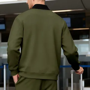 Vista trasera detallada de una chaqueta deportiva casual para hombre verde oliva