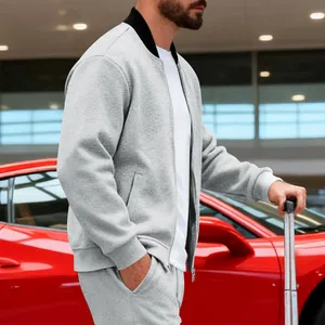Vista lateral de una chaqueta casual gris para hombre con cuello acanalado negro y cremallera