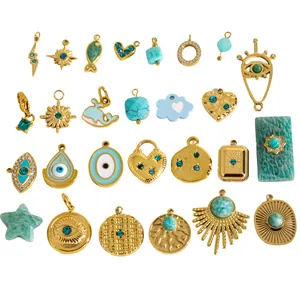 Assortiment de breloques en acier bleu et or pour colliers et boucles d'oreilles DIY.