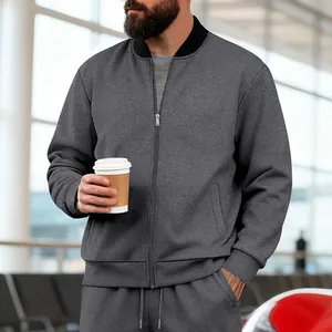 Detalle de chaqueta gris informal para hombre con cuello alto negro en el aeropuerto