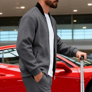 Primer plano de chaqueta bomber gris con cremallera para hombre y pantalón a juego