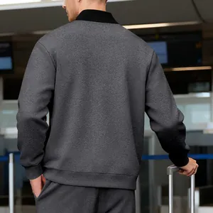 Vista trasera de una chaqueta casual gris para hombre con cuello alto en un aeropuerto