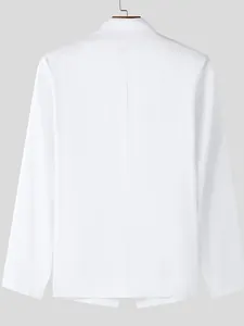 Vista posteriore di un blazer bianco slim fit da uomo, ideale per spettacoli e moda.