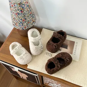 Vue détaillée de chaussures en peluche pour filles en crème et marron avec nœuds