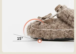 Detalle de mocasín de felpa para bebé con diseño de ángulo de punta de 15 grados.