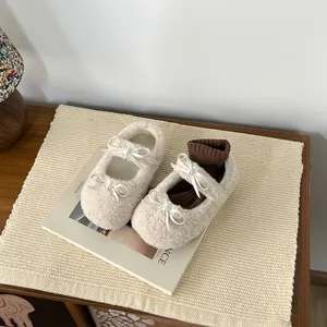 Vue détaillée des chaussures Mary Jane en peluche pour tout-petits avec nœuds délicats
