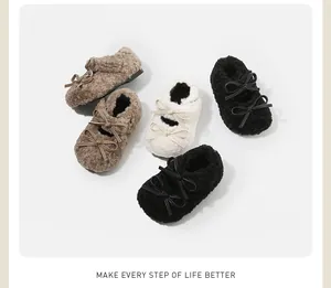 Vista detallada de zapatos de felpa para bebés en varios colores con lazos dobles
