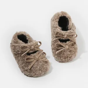 Lindos zapatos de peluche para bebé con diseño de doble lazo para la temporada de invierno