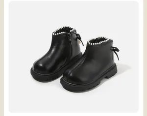 Stivaletti neri per bambina con bordo in perle e dettaglio fiocco elegante sul retro della scarpa