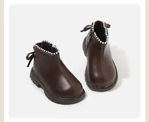 Stivaletti eleganti marroni da bambina con bordo di perle, fiocco e suola antiscivolo.