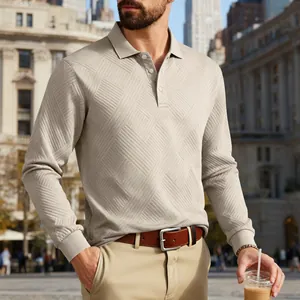 Gros plan d'un polo à manches longues beige pour homme avec motif jacquard texturé