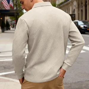 Détail du sweat-shirt polo à manches longues pour hommes avec texture jacquard en blanc cassé