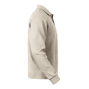 Détail latéral du polo à manches longues pour hommes en maille jacquard lourde beige.