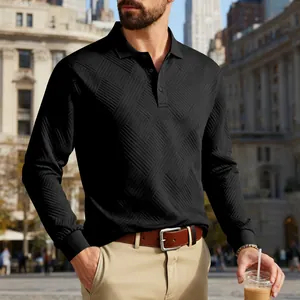 Détail du polo jacquard noir épais pour homme avec un motif texturé très élégant
