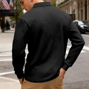Sweatshirt polo homme noir à manches longues avec texture jacquard unique.