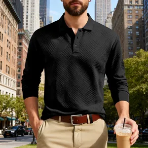 Gros plan d'un polo à manches longues pour hommes en jacquard noir texturé d'automne