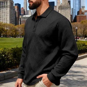 Vue détaillée d'un polo noir à manches longues pour hommes avec motif jacquard texturé