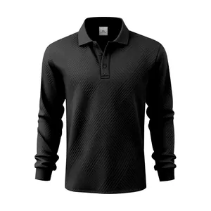Détail du polo à manches longues noir avec un motif jacquard texturé unique et élégant
