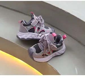 Détail rapproché des baskets chunky pour enfants en violet et gris très respirantes