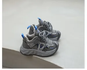 Gros plan de baskets compensées grises et bleues pour enfants avec mesh et velcro