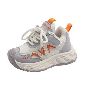 Vue détaillée de baskets chunky respirantes pour enfants avec des accents orange vif