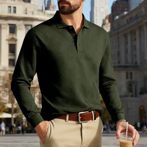 Gros plan d'un polo à manches longues vert olive pour homme avec texture jacquard