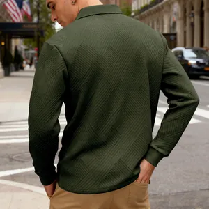 Vue arrière détaillée du sweat-shirt polo jacquard vert foncé pour hommes en ville