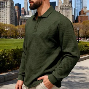 Gros plan sur un sweat polo vert foncé pour homme avec texture jacquard tissée