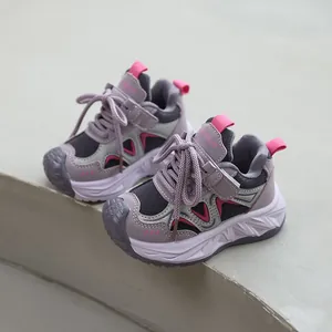 Baskets chunky légères et respirantes pour enfants avec accents roses et semelle antidérapante.