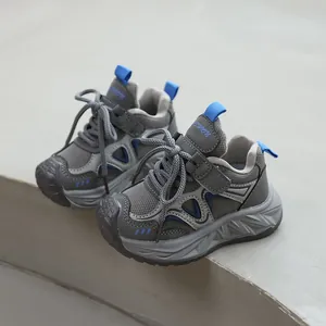 Baskets grises légères et respirantes pour enfants avec accents bleus et semelle