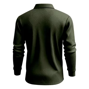 Vue arrière d'un polo à manches longues vert armée avec motif jacquard texturé