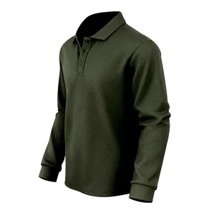 Gros plan d'un polo à manches longues vert olive avec motif jacquard texturé chic
