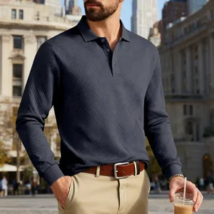 Détail d'un polo à manches longues bleu foncé pour homme avec texture jacquard
