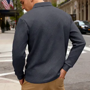 Détail de la vue arrière montrant le motif jacquard texturé d'un polo pour hommes