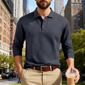 Gros plan d'un polo gris texturé à manches longues pour homme dans un décor urbain