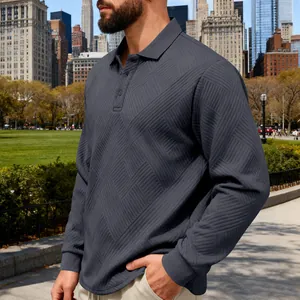 Vue détaillée d'un polo gris à manches longues avec texture de tissu jacquard en losange