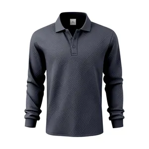 Gros plan d'un élégant polo gris à manches longues avec motif jacquard géométrique