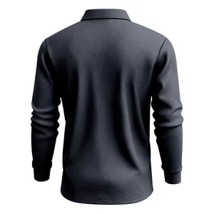 Vue détaillée du dos d'un polo à manches longues gris foncé avec texture jacquard.