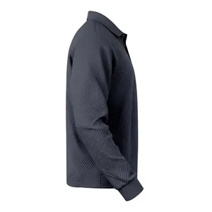 Profil latéral d'un polo à manches longues pour hommes avec un motif jacquard texturé unique.