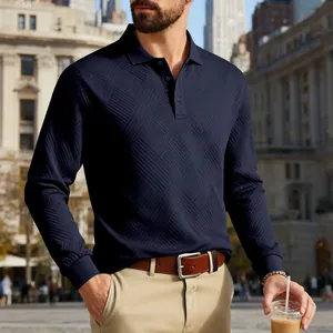 Vue détaillée d'un polo à manches longues pour hommes bleu marine avec texture jacquard